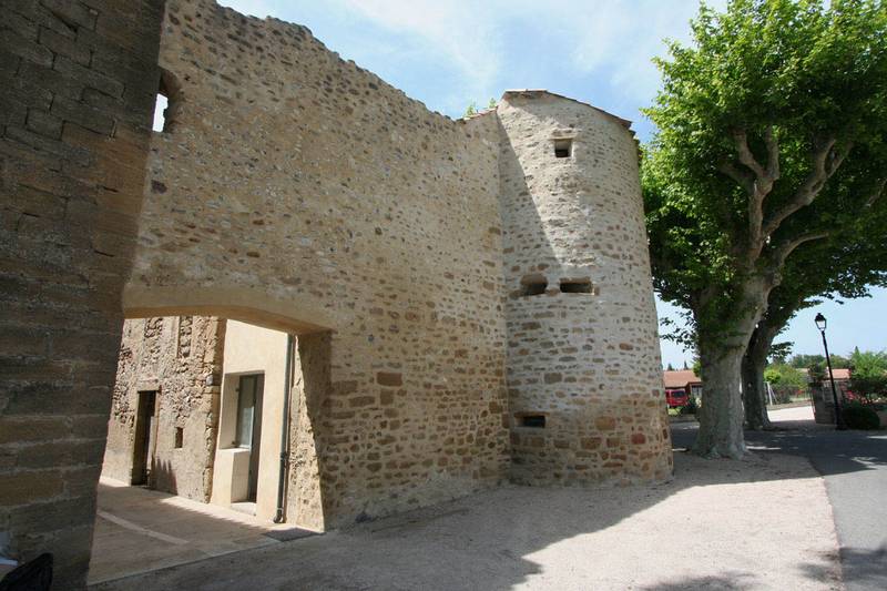 Maison de Village Richerenches, caractere Maison de village Maison de Village Richerenches, caractere Dans une tour des Templiers, Maison de village
